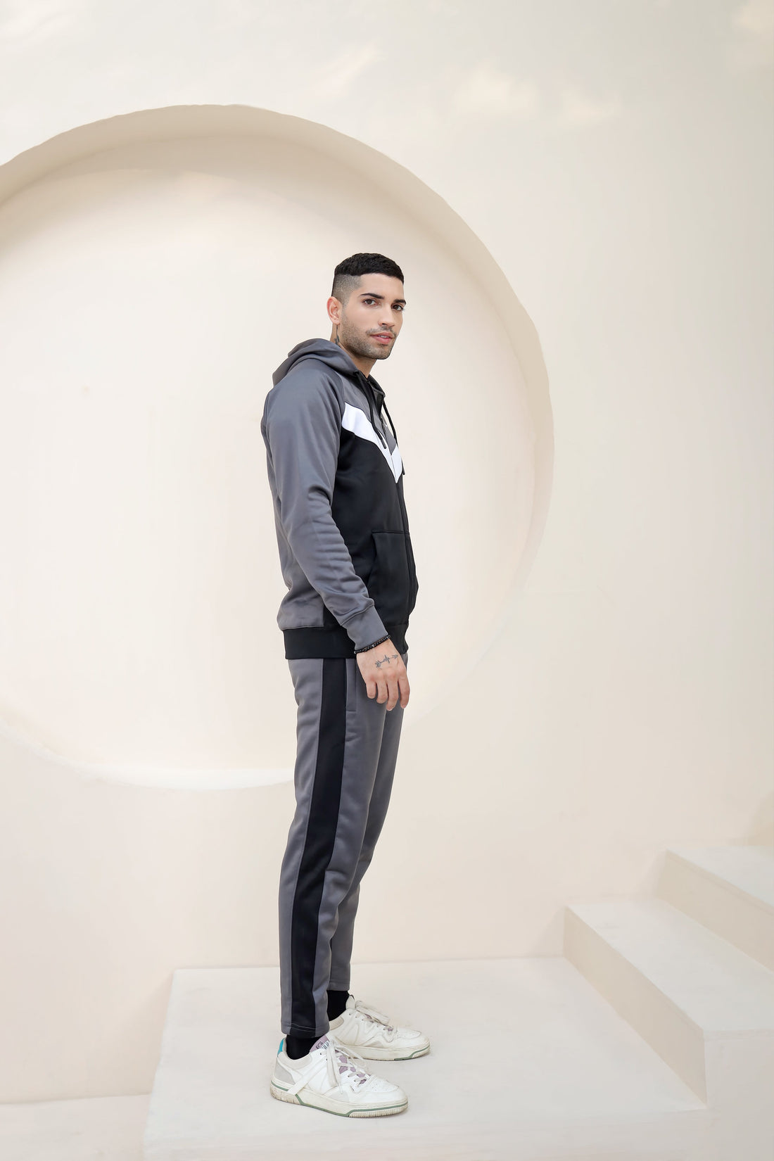 Under A.R.M.O.U.R  Men Tracksuit in Grey